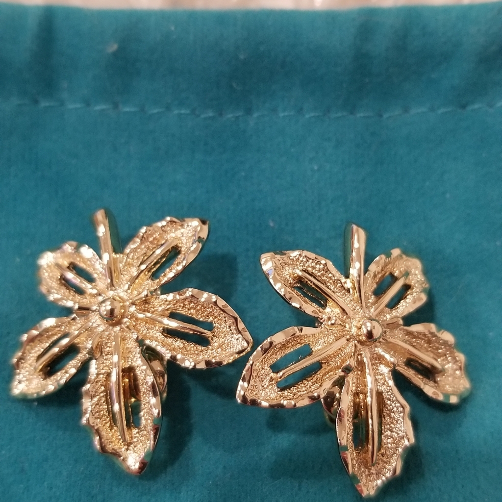 Sarah Coventry Classic Vintage Gold Leaf Clip On Earrings In Original Box.